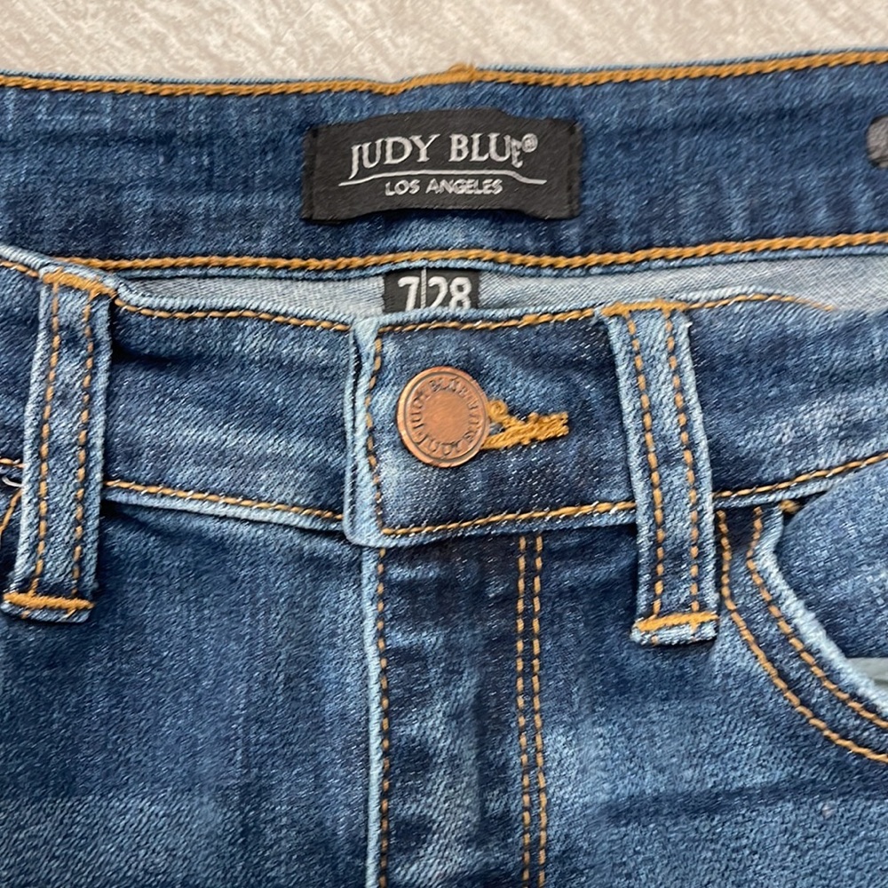 Judy Blue distressed jeans - Picture 2 of 6